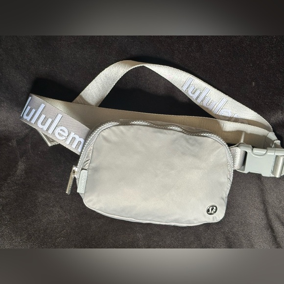 lululemon Everywhere Belt Bag Crossbody Extended Strap color Silver/Gray - Picture 15 of 16